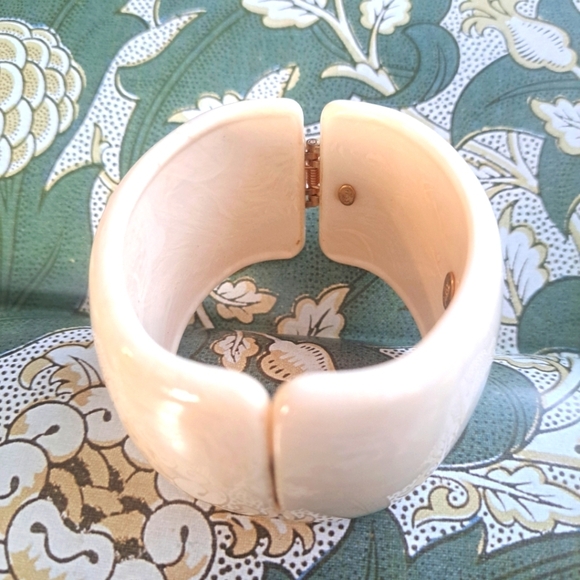 Joan rivers bracelet lucite bracelet - Picture 1 of 7